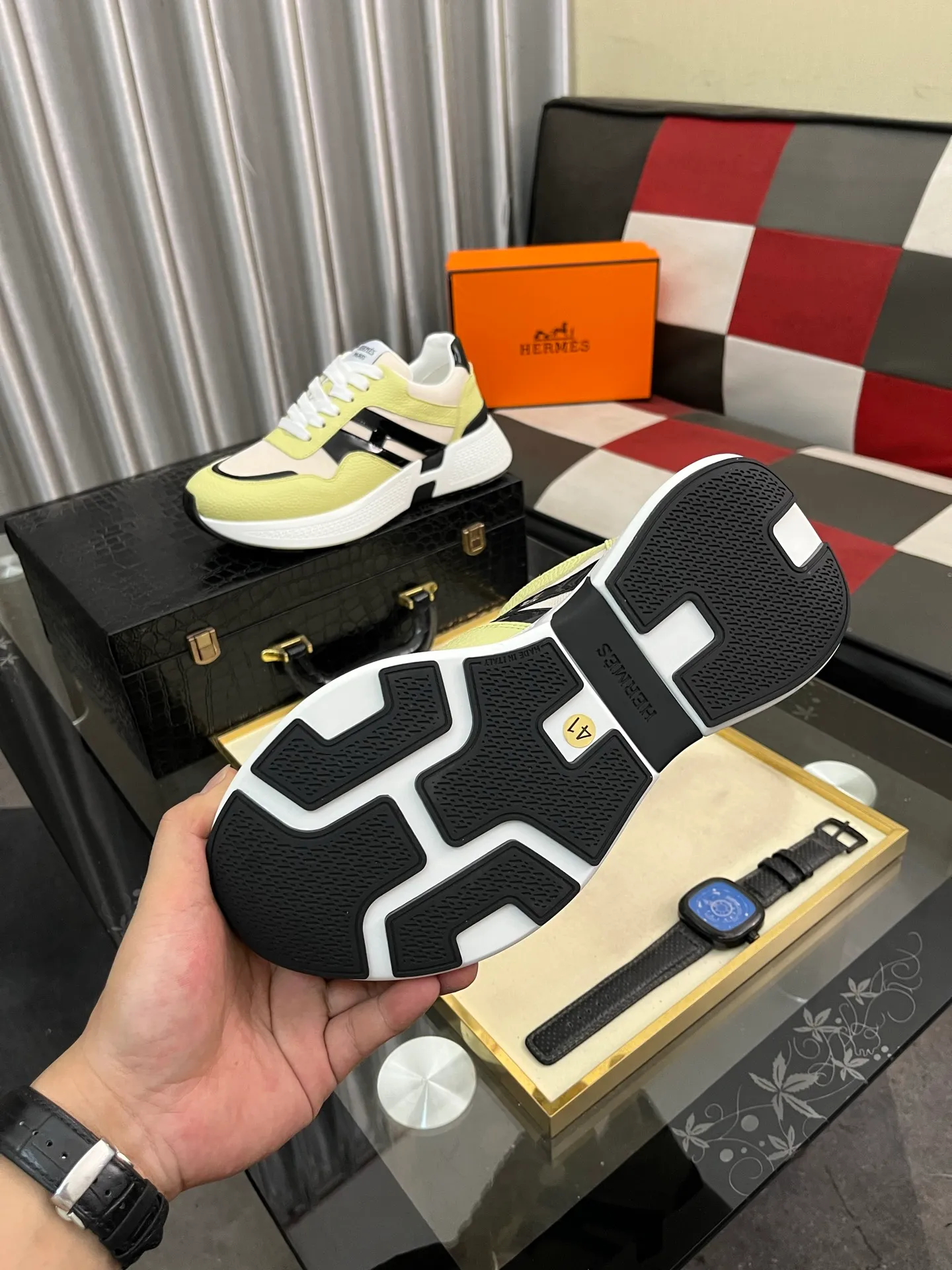 Men's shoes 💰540⌚️⌚️HERMES/Hermès Hugo thick-soled sneakers, casual men's shoes, these sneakers are made of imported first-layer cowhide leather and breathable mesh design. The contrasting color design creates a dynamic and modern shape. The front end of the toe is decorated with natural-color rubber inlays, which is novel and fashionable. The texture is incomparable, with cowhide lining and cowhide foot pads, the upper foot is comfortable and breathable, and the rubber sole is decorated with geometric patterns and iconic "H" details. A very personal one! Size: 38-44